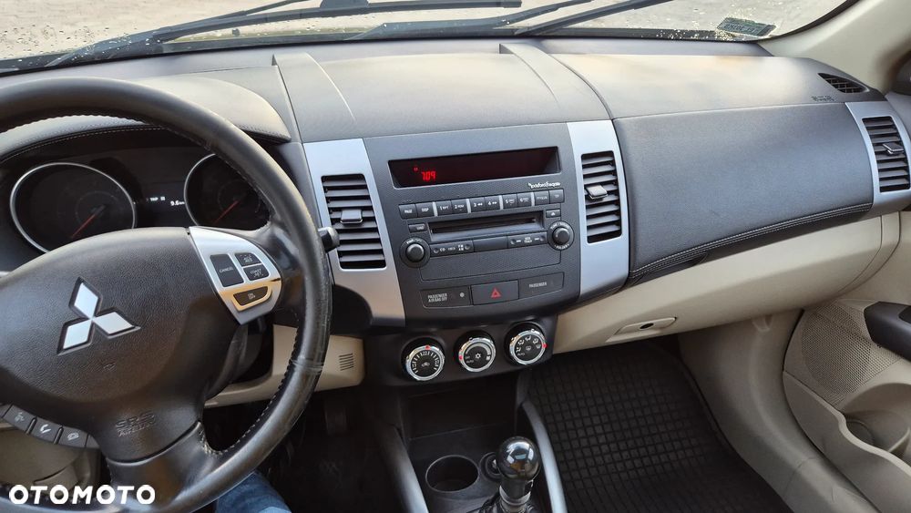 Mitsubishi Outlander - 13