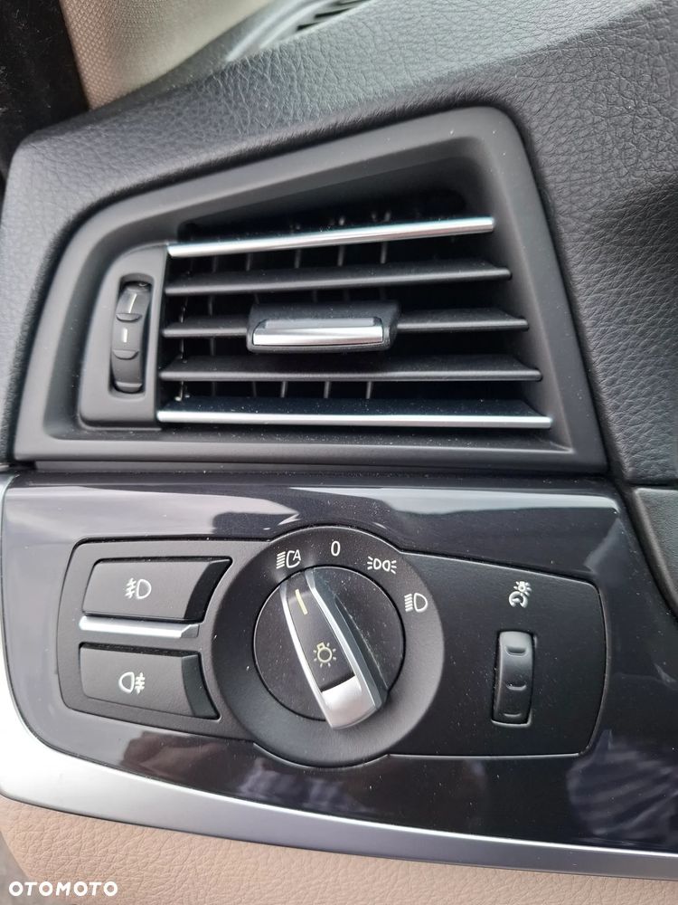 BMW Seria 5 525d xDrive - 36