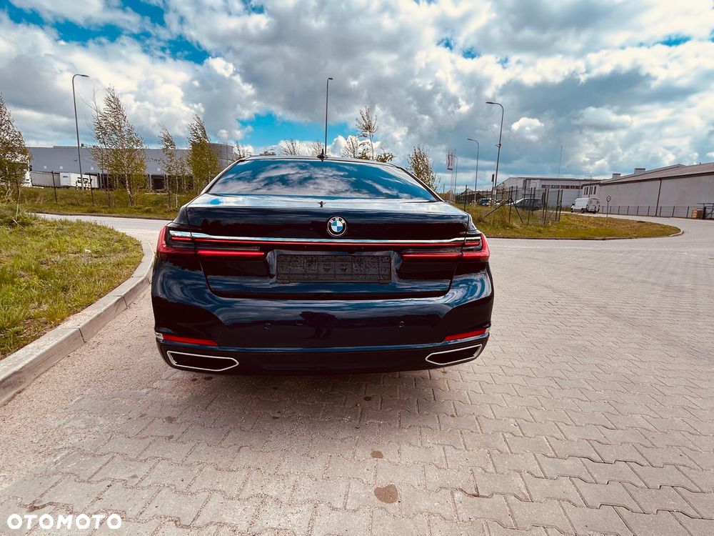 BMW Seria 7 730d xDrive mHEV - 18
