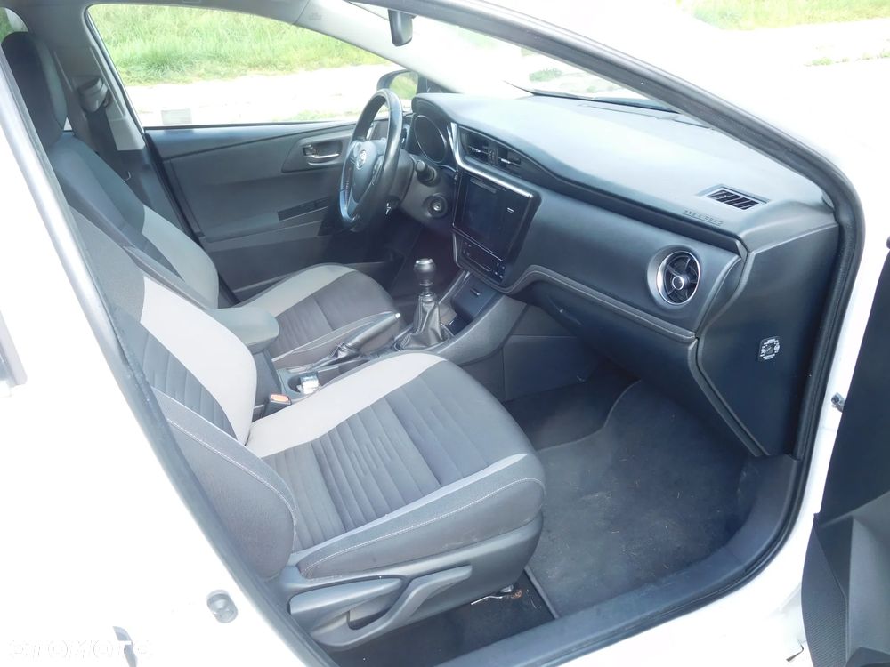 Toyota Auris 1.6 D-4D Premium - 6