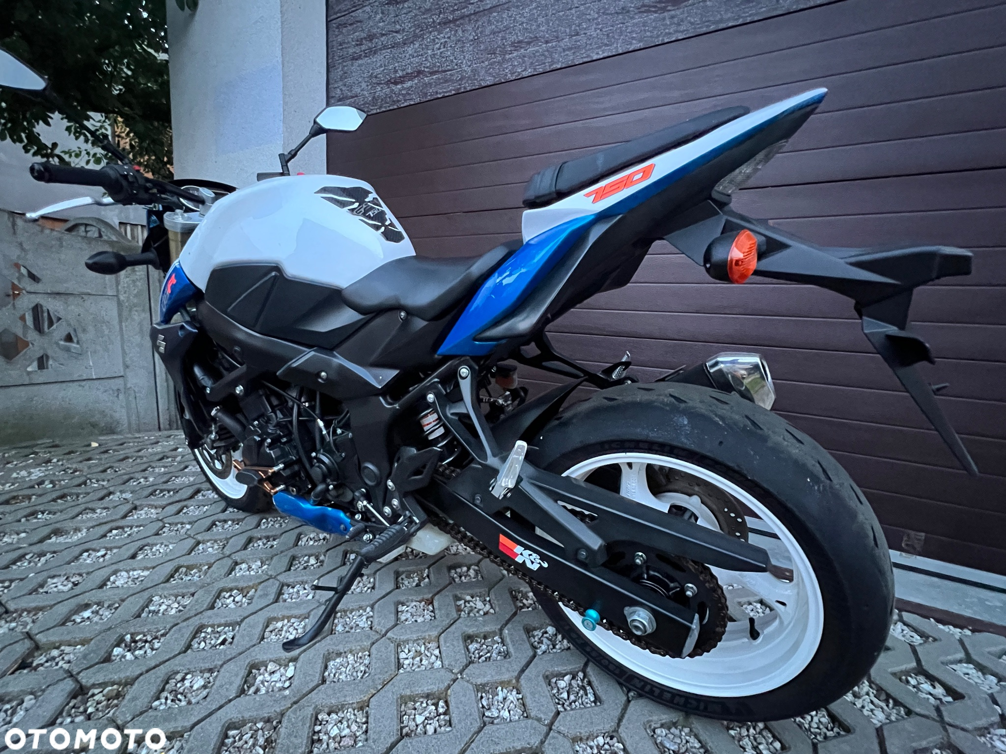 Suzuki GSR - 17
