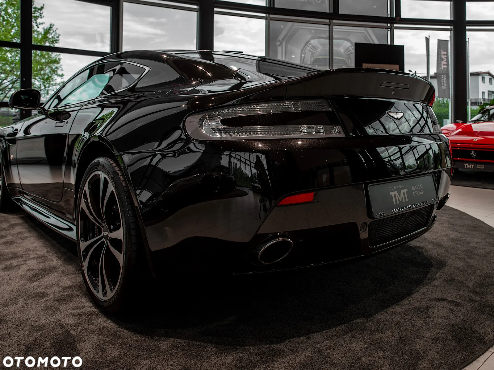 Aston Martin V12 Vantage - 12