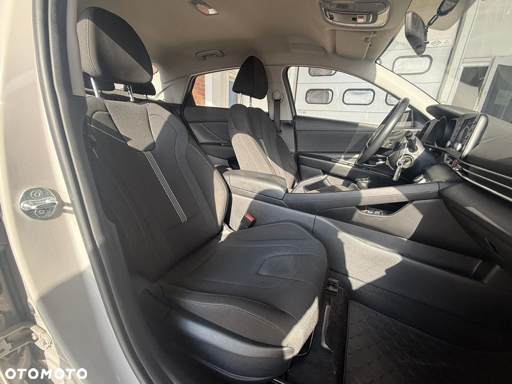 Hyundai Elantra - 12