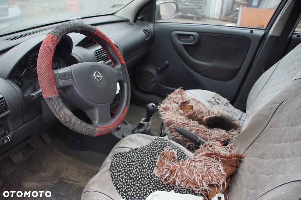 Auto na części - Opel Corsa C Lift 1.2 80 KM Z12XEP F13 4OU 2004R Silnik Skrzynia Drzwi Maska Błotnik Klapa Zderzak Lusterko Lampa Klamka Szyba Deska Kokpit Sterownik Moduł Czujnik Licznik Panel Wyświetlacz Kierownica - 11