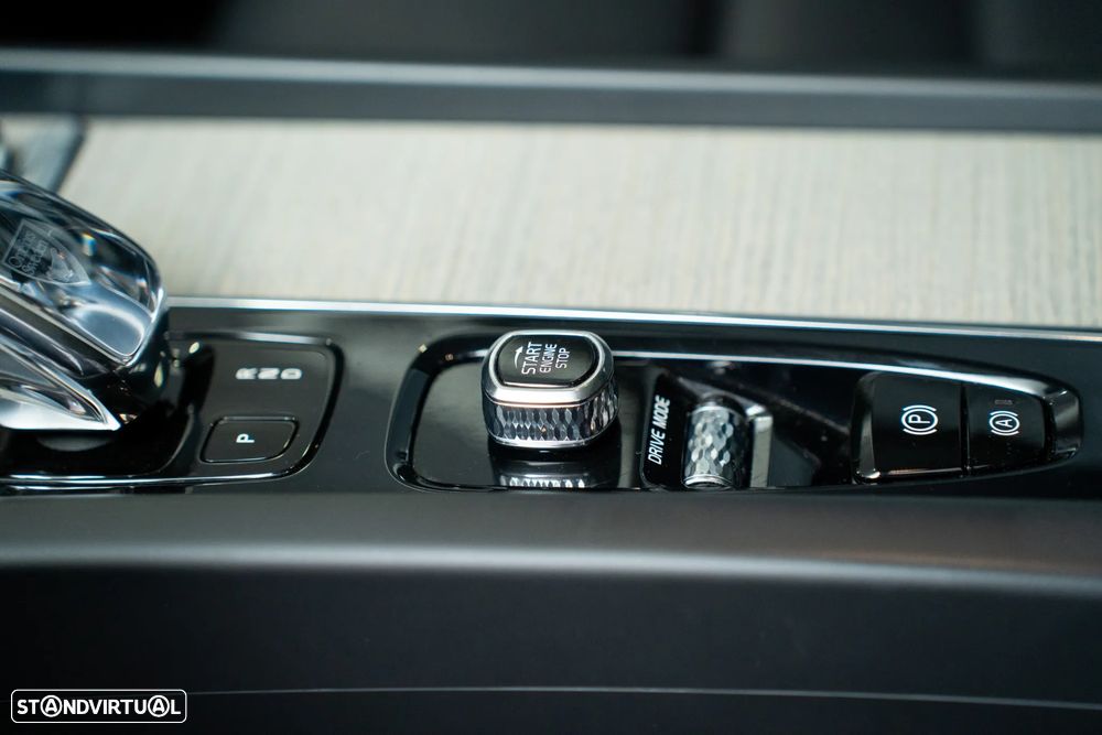 Volvo XC 60 2.0 T8 PHEV Momentum Plus AWD - 26