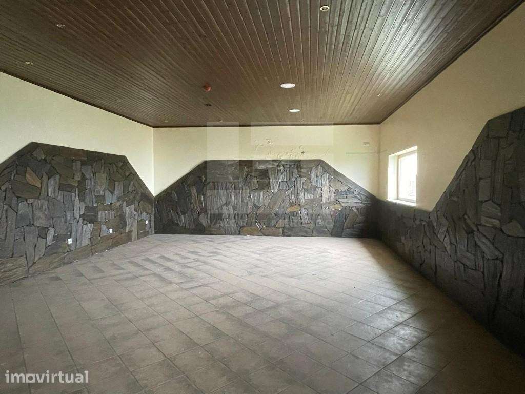 Prédio urbano correspondente a um edifício com 2 pisos destinados a... - Grande imagem: 5/11