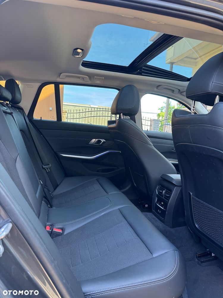 BMW Seria 3 318d mHEV - 22