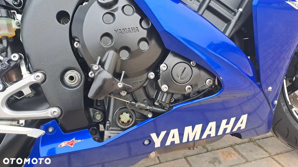 Yamaha R1 - 24