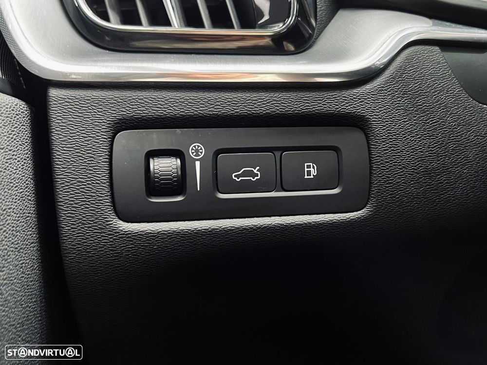 Volvo XC 60 2.0 T8 PHEV Momentum Plus AWD - 32