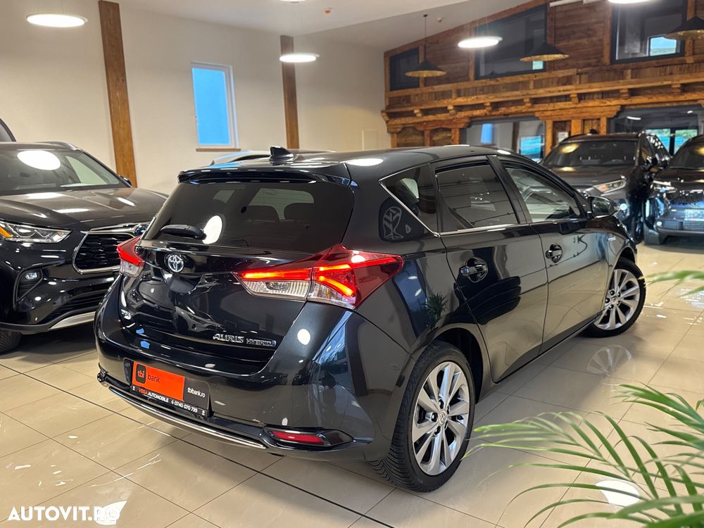 Toyota Auris 1.8 L VVT-i HSD Sol + - 4