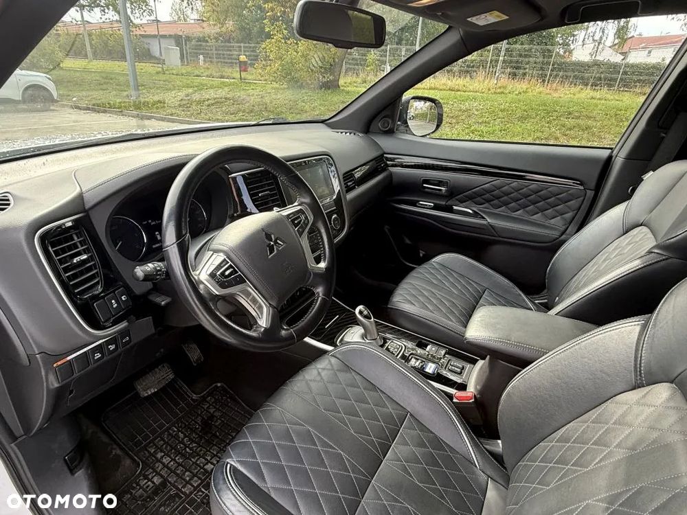 Mitsubishi Outlander - 10