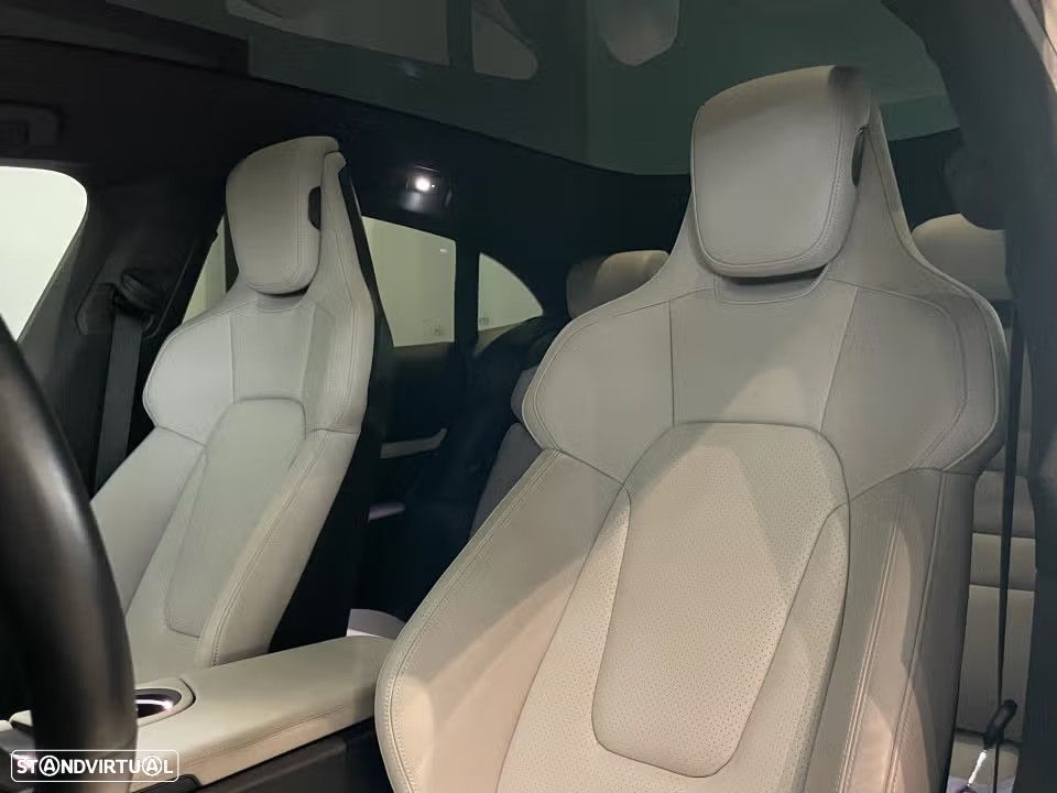 Porsche Taycan Cross Turismo 4 - 18