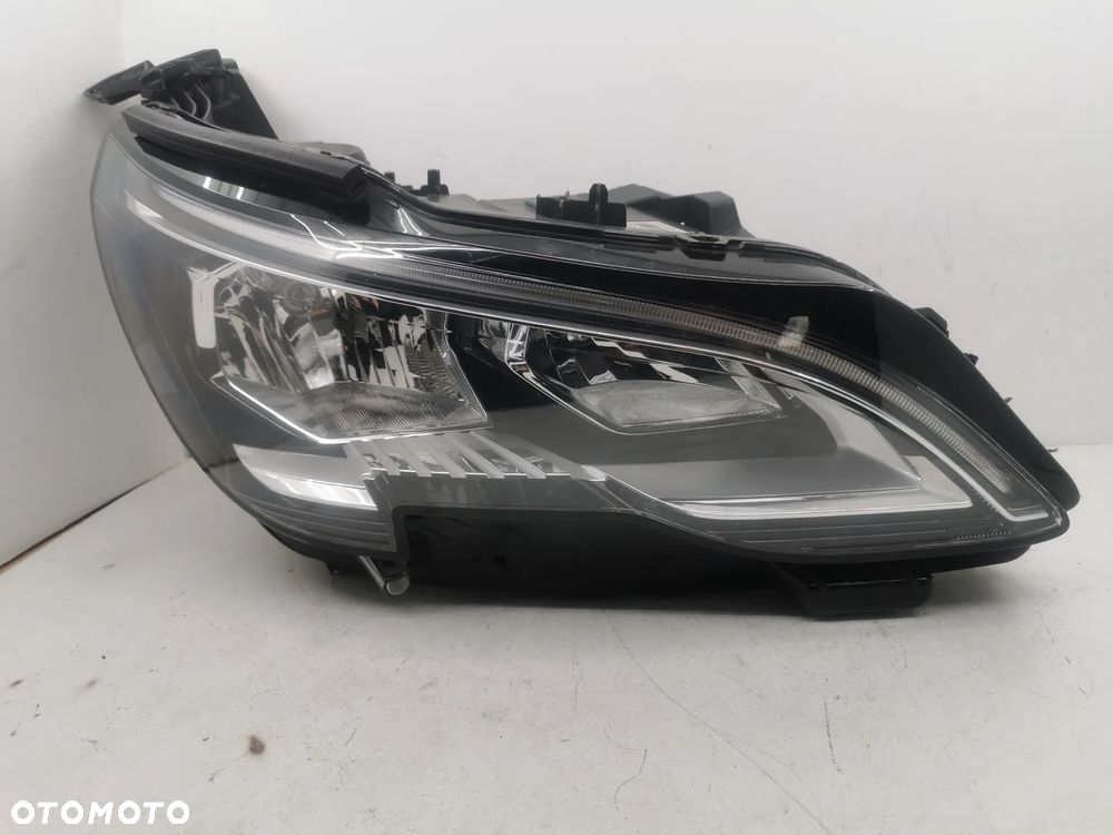 Lampa przednia prawa Peugeot 3008 5008 Zwykła