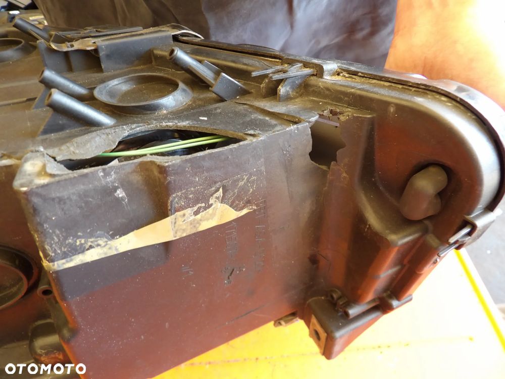 BMW - F10 - H7 - PĘKNIĘTA OBUDOWA - PRAWA LAMPA PRZEDNIA - EUROPA - 7203242 - 7