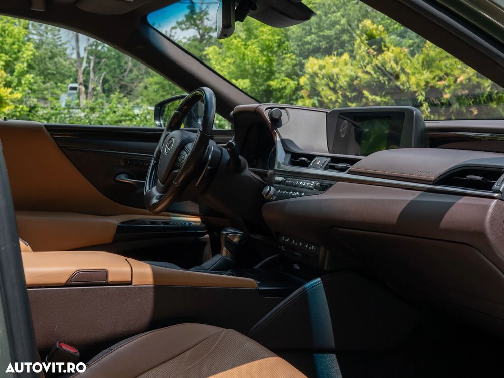 Lexus Seria ES 300h 2.5 TNGA HV 25H- 4X2 CVT Executive - 16