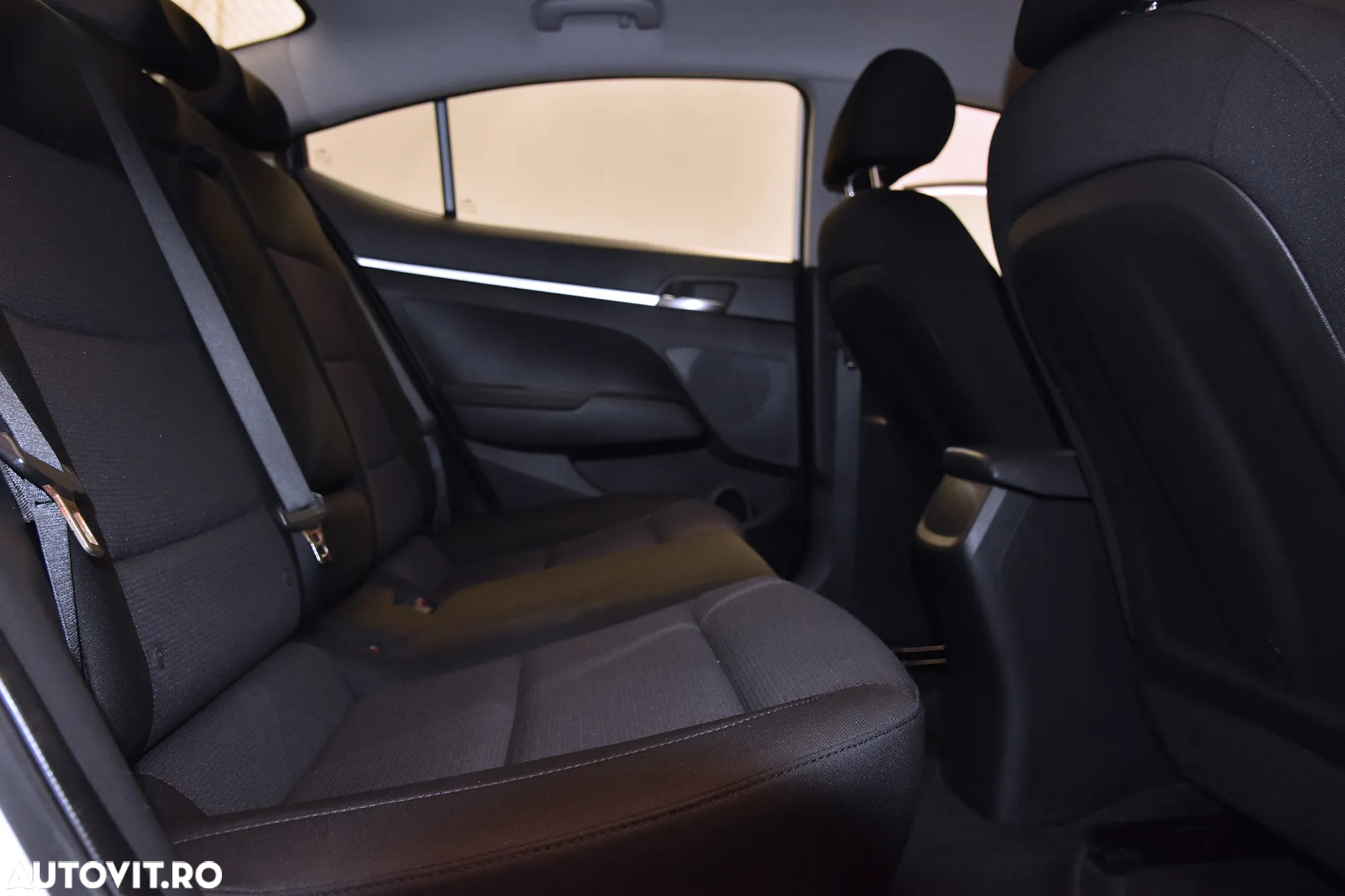 Hyundai Elantra - 12