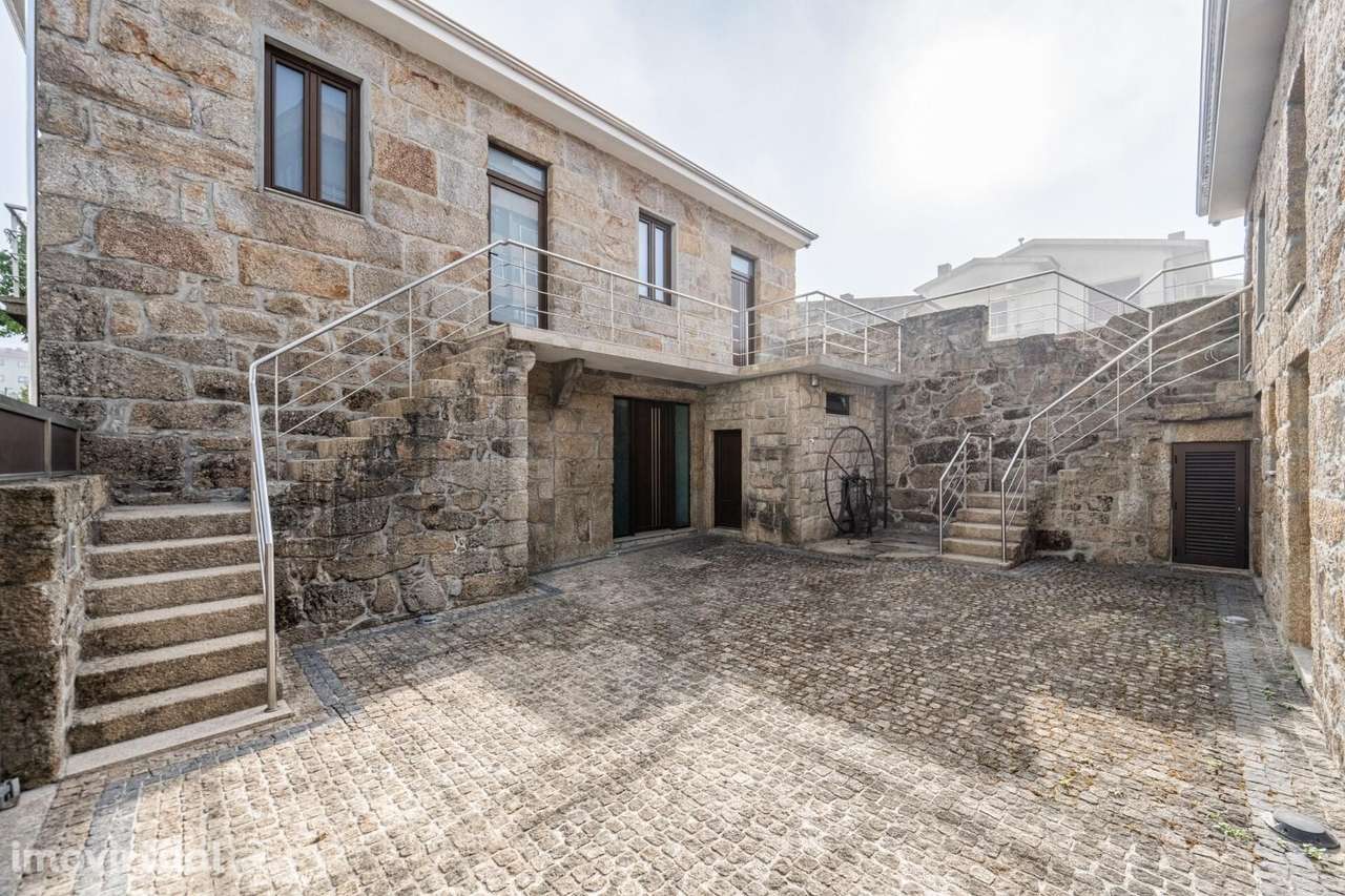 Moradia renovada em pedra com jardim no centro de Penafiel - Grande imagem: 2/36