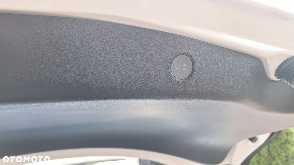 Tesla Model Y - 10