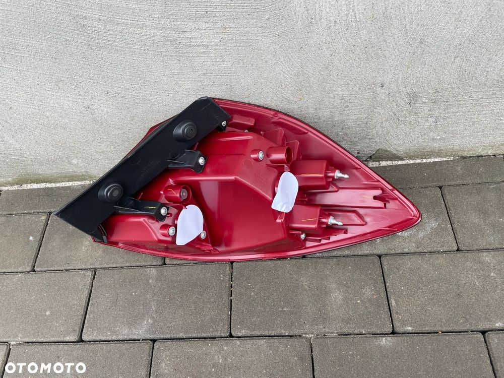LAMPA TYLNA LEWA KIA CEED II  2012-- NOWA HB - 2