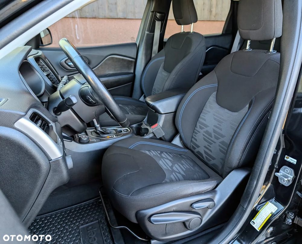 Jeep Cherokee - 22