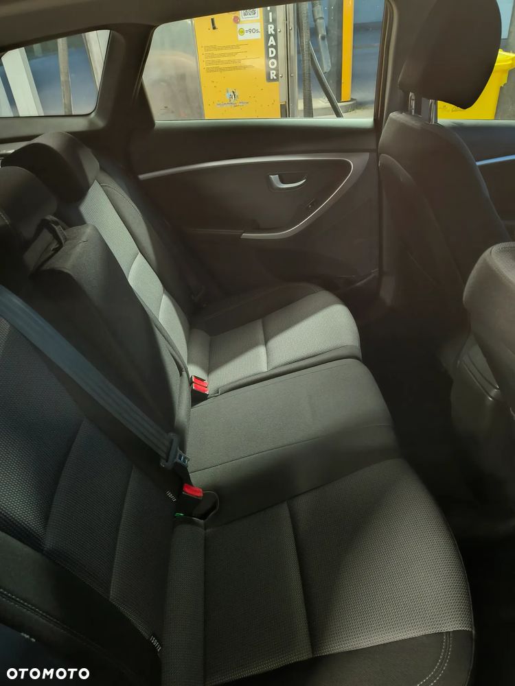 Hyundai i30 blue Kombi 1.6 CRDi Classic - 10