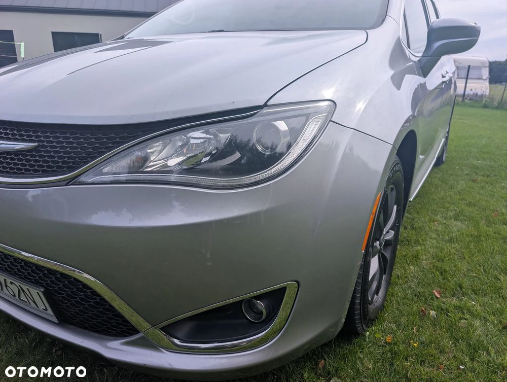 Chrysler Pacifica - 16