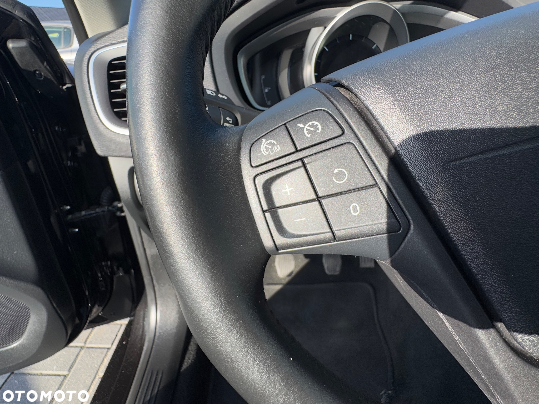 Volvo V40 D2 Drive-E Momentum - 17
