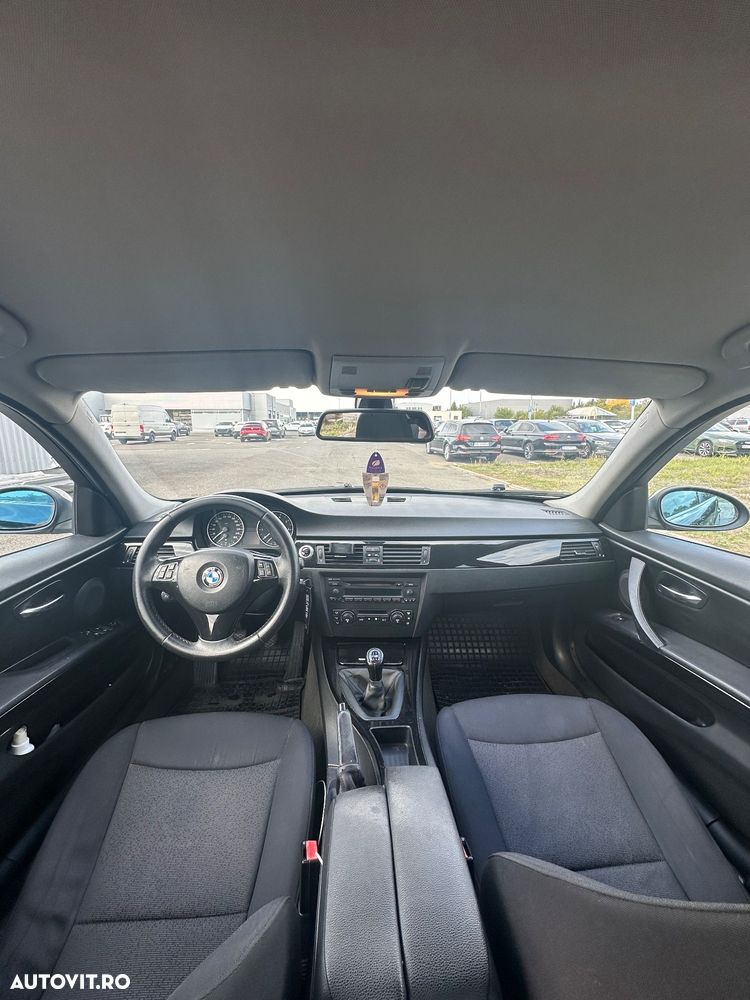 BMW Seria 3 318i Touring - 9