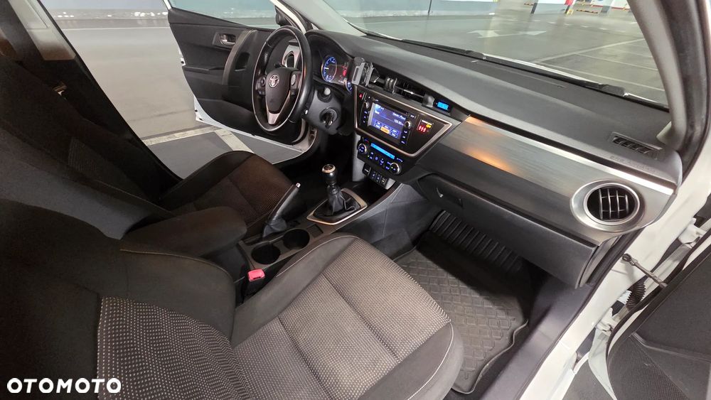Toyota Auris 1.6 Premium + - 24