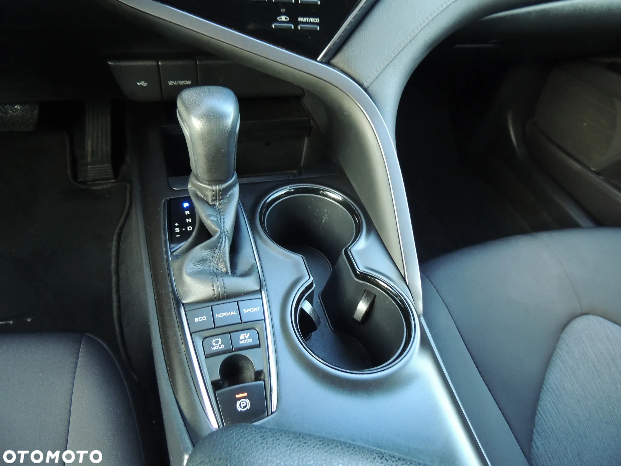Toyota Camry 2.5 Hybrid Comfort CVT - 16