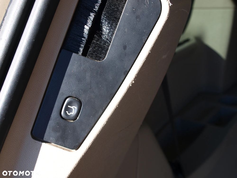 Chrysler Town & Country - 13