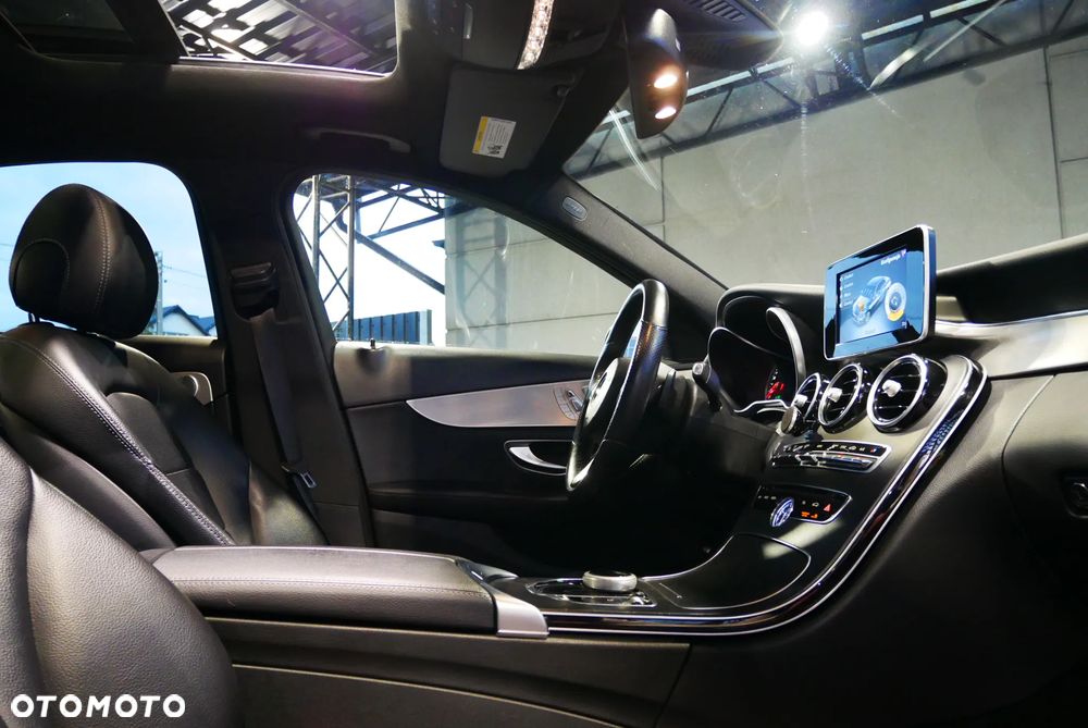 Mercedes-Benz Klasa C 300 7G-TRONIC - 32