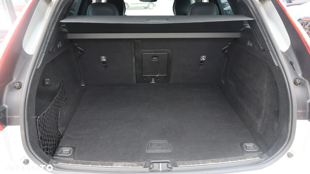 Volvo XC 60 B4 D AWD R-Design - 16