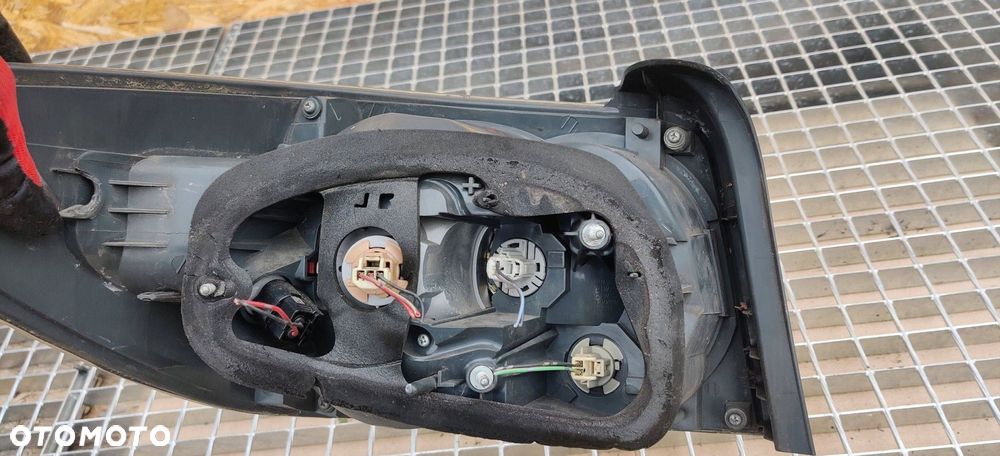 Mazda CX-7 Lampa tylna PRAWA TYŁ - 6