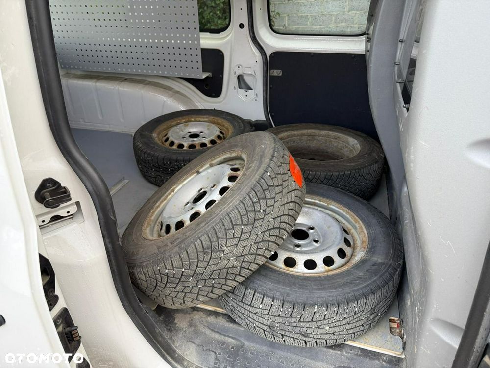 Volkswagen Caddy - 27
