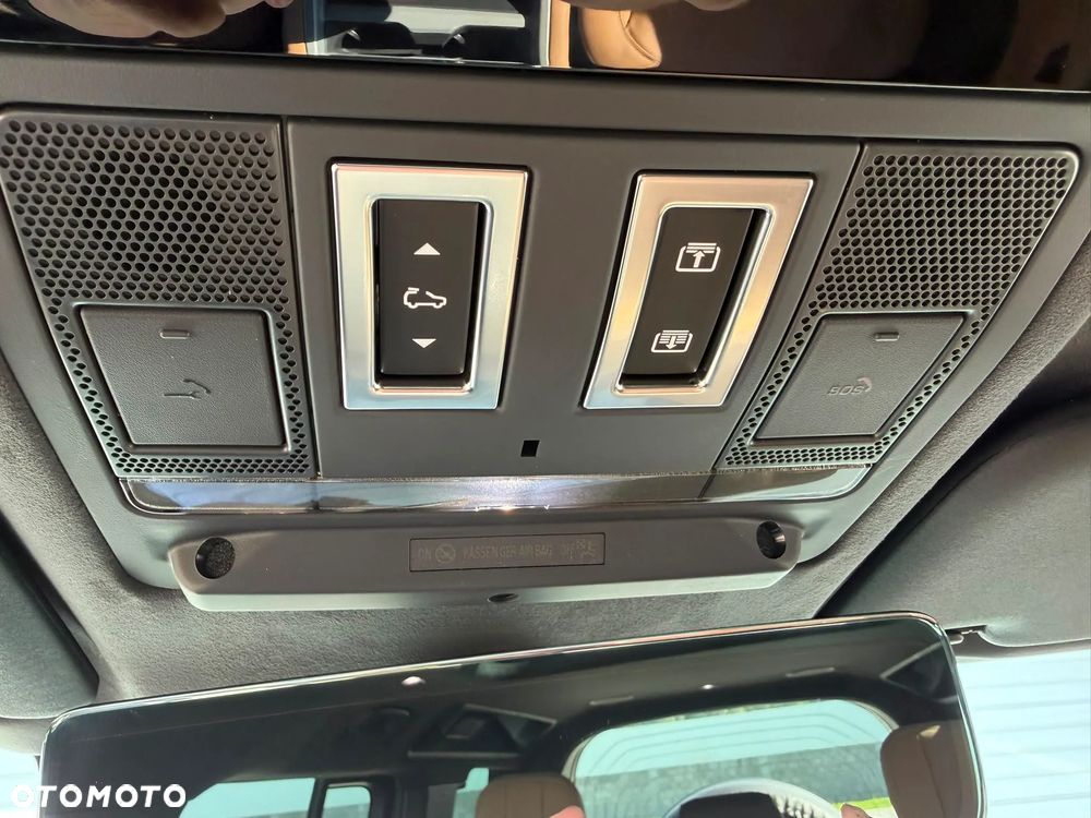Land Rover Defender - 27