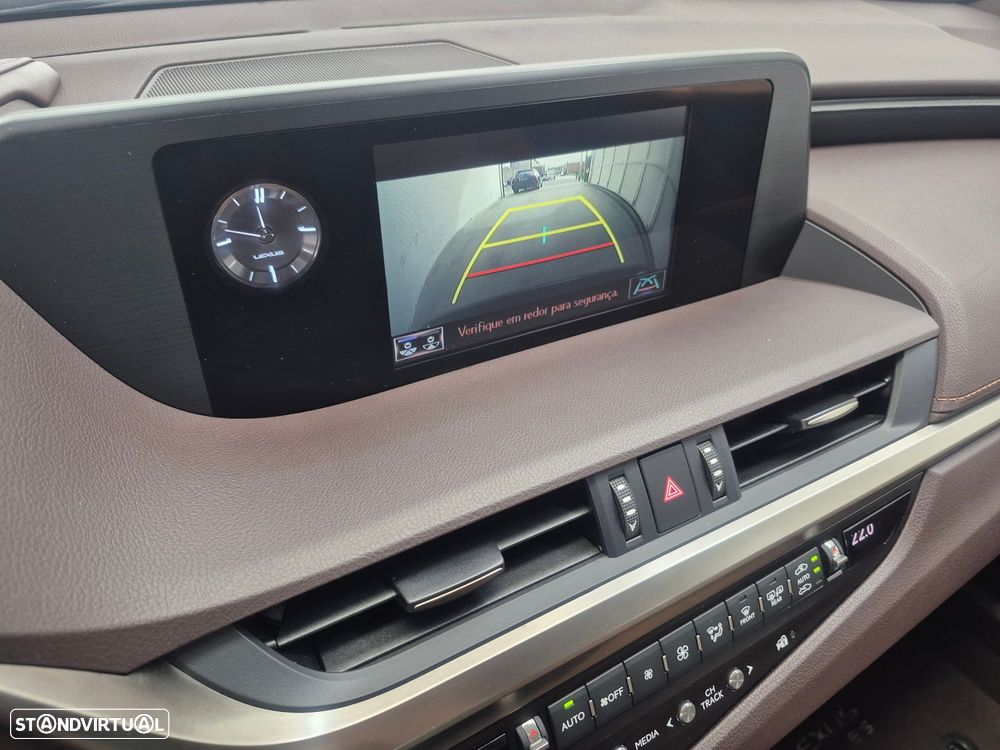 Lexus ES 300h Special Edition - 17