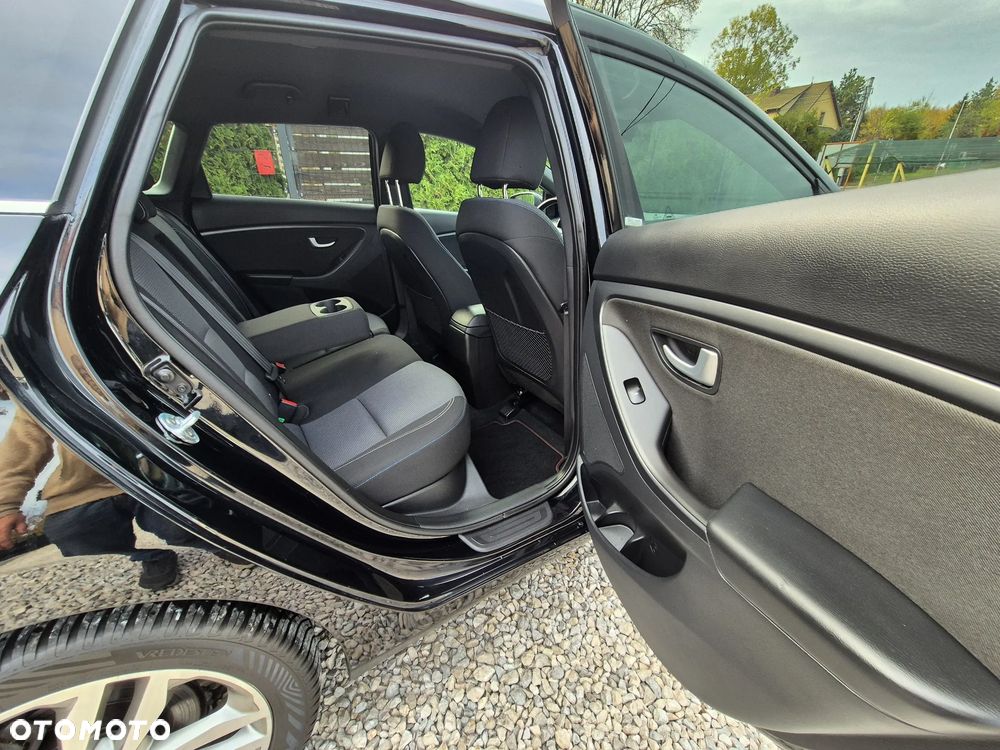 Hyundai i30 blue Kombi 1.6 GDi Passion - 30