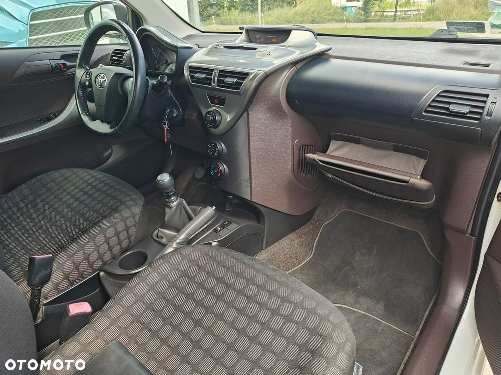 Toyota iQ - 11