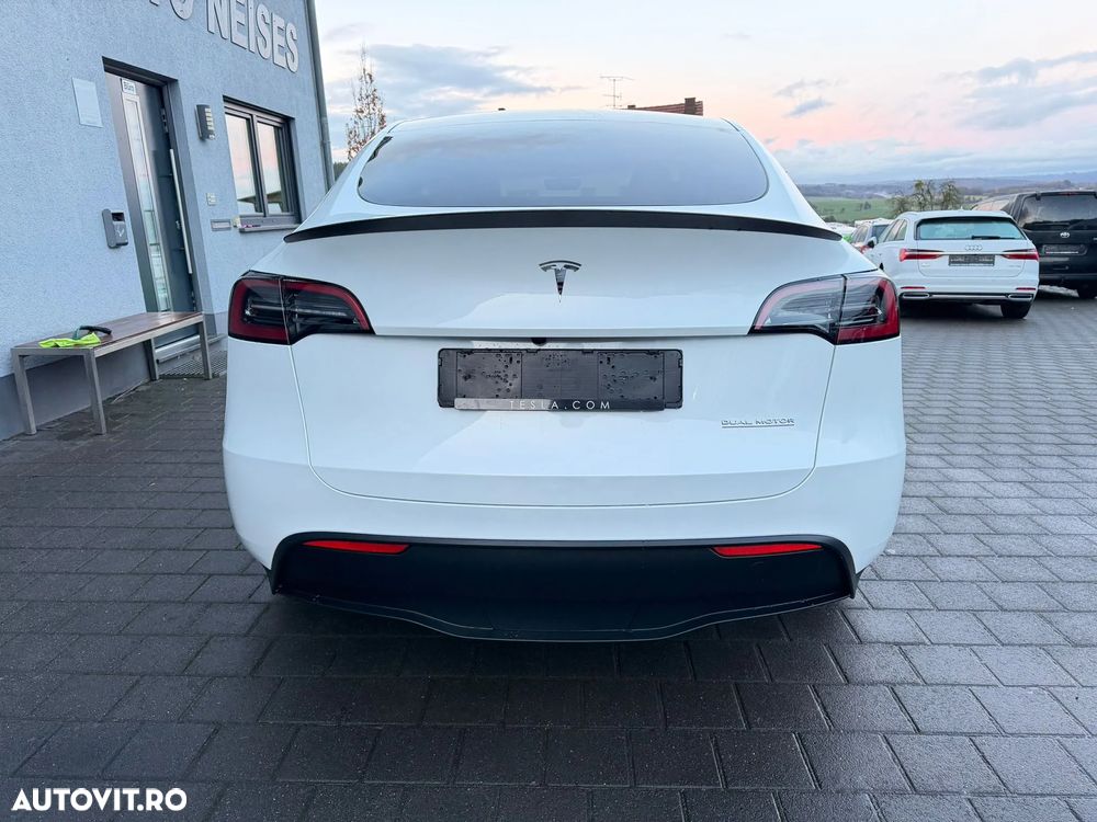 Tesla Model Y - 5
