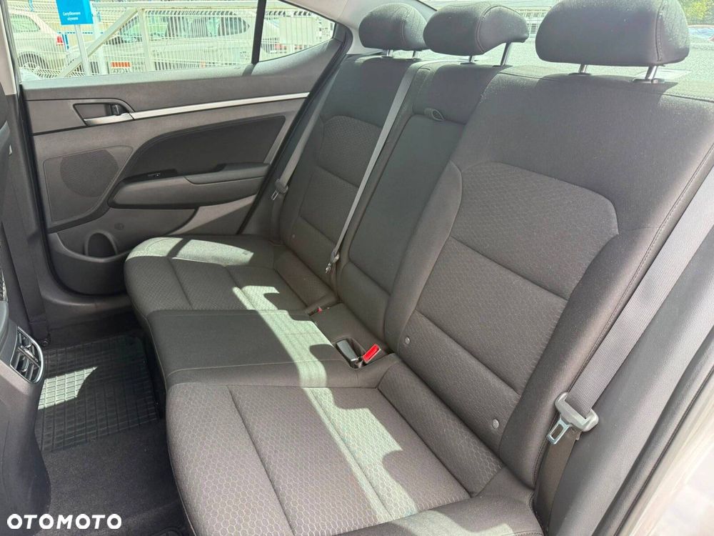 Hyundai Elantra 1.6 Comfort - 14
