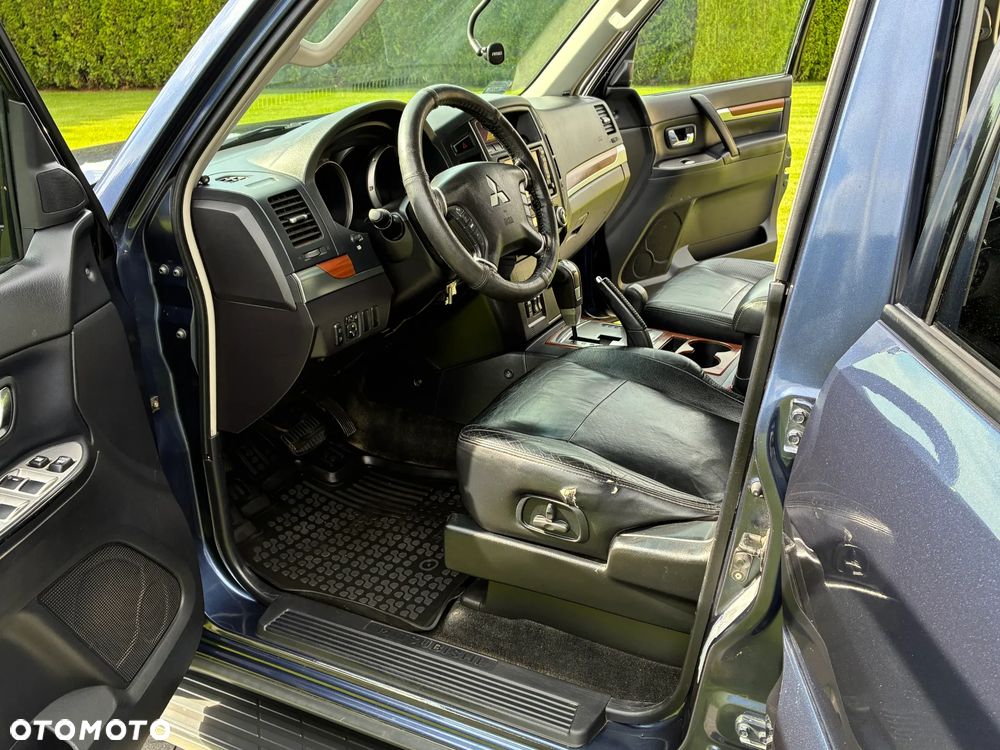 Mitsubishi Pajero - 12