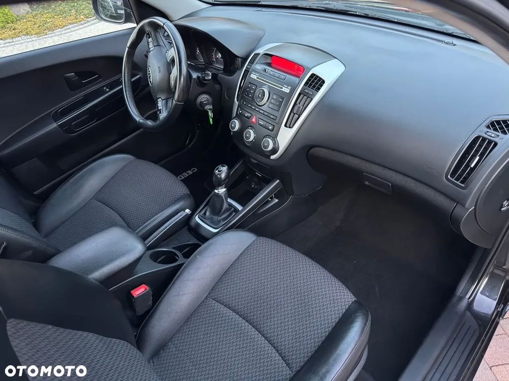 Kia Ceed 1.4 CVVT Dream-Team Edition - 17