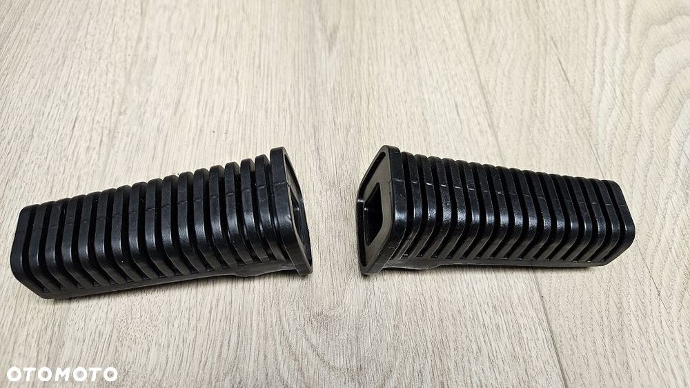 Guma podnóżka kierowcy para Suzuki Intruder 600 700 800 1400  43551-38B00 - 3