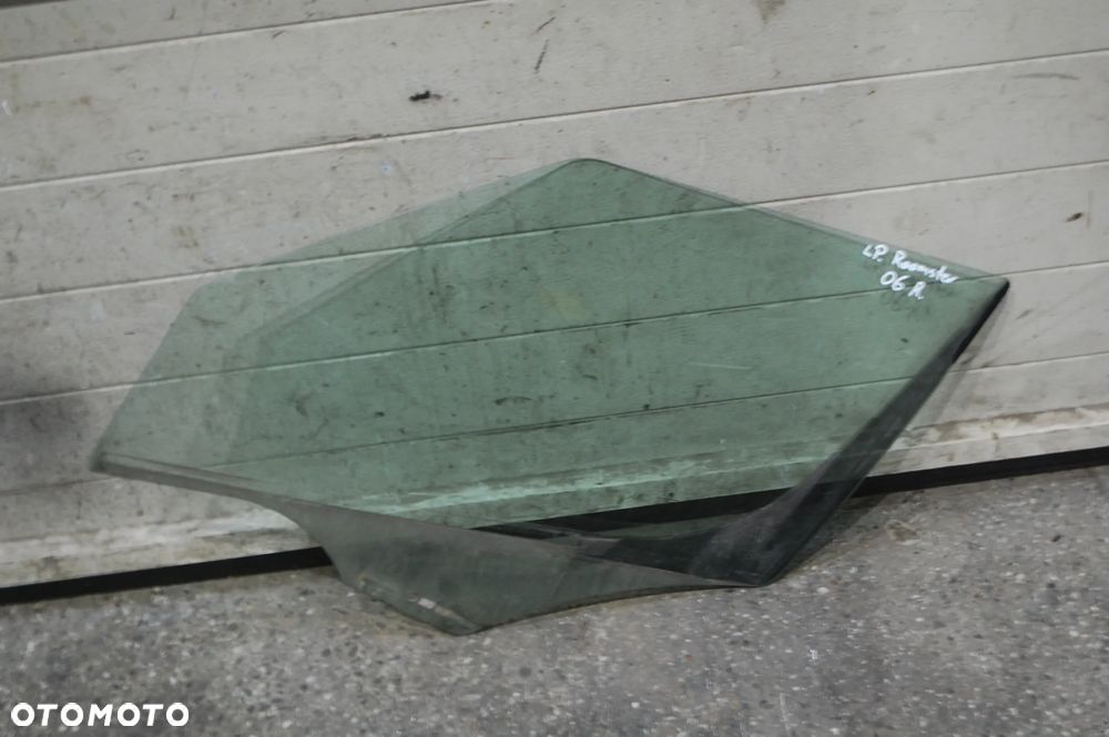 SZYBA BOCZNA DRZWI LEWY PRZÓD PRZEDNIA LEWA SKODA ROOMSTER 2006R.