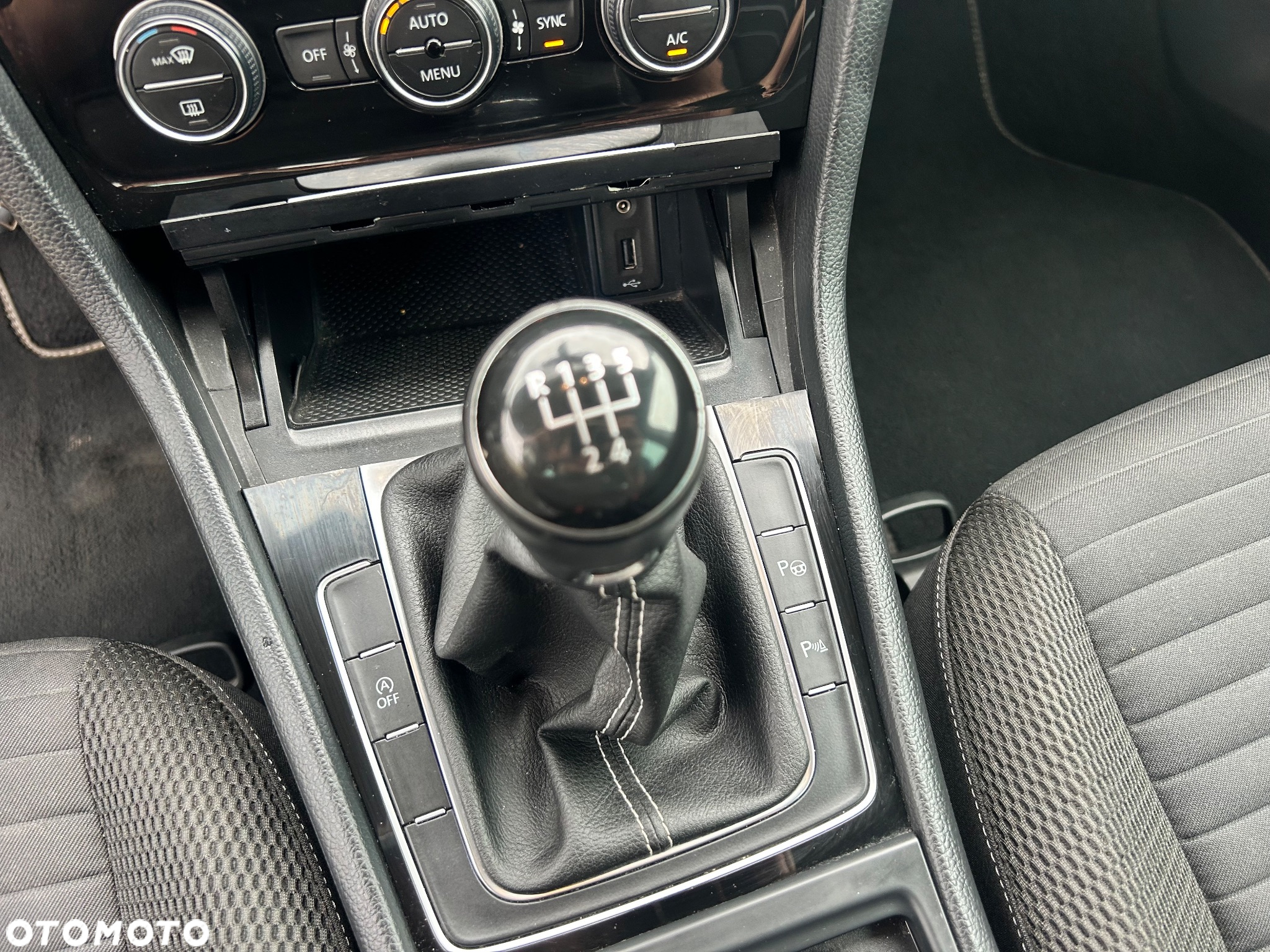Volkswagen Golf - 24