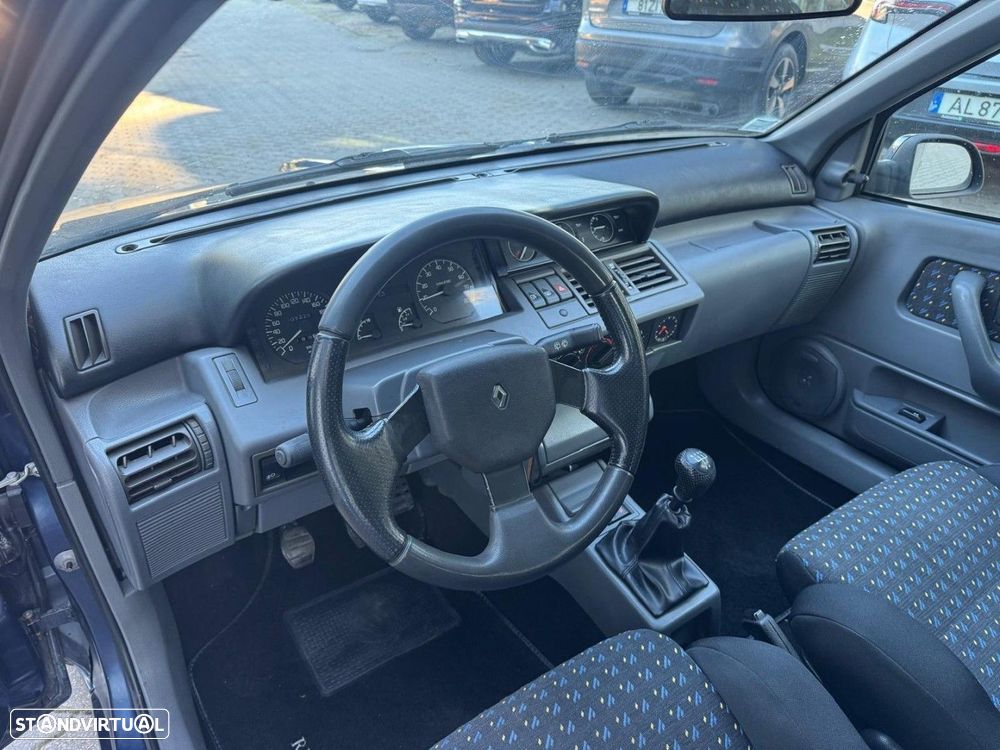 Renault Clio 1.8 16V - 11