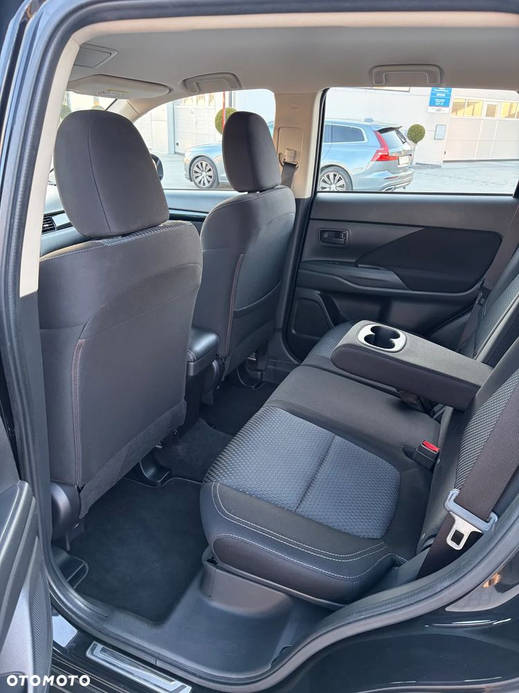 Mitsubishi Outlander 2.0 Invite + 2WD - 16