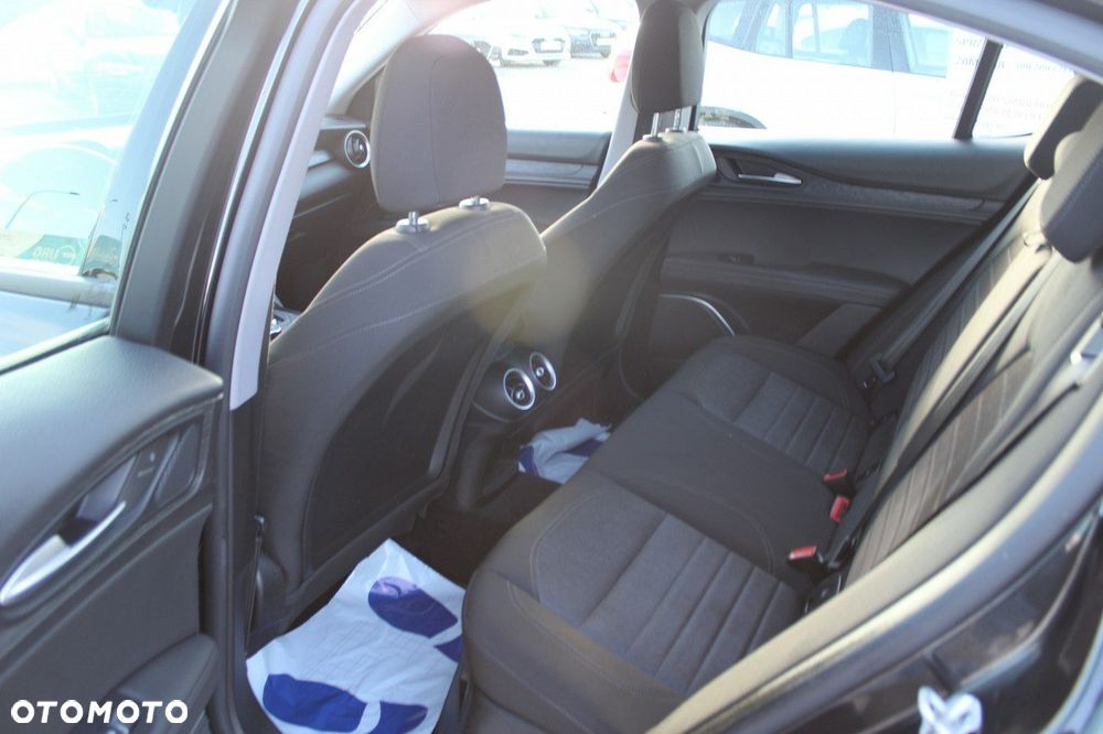 Alfa Romeo Stelvio - 16