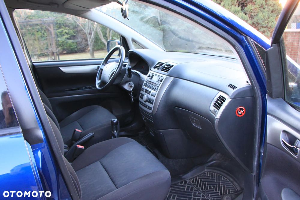 Toyota Avensis Verso D-4D - 12